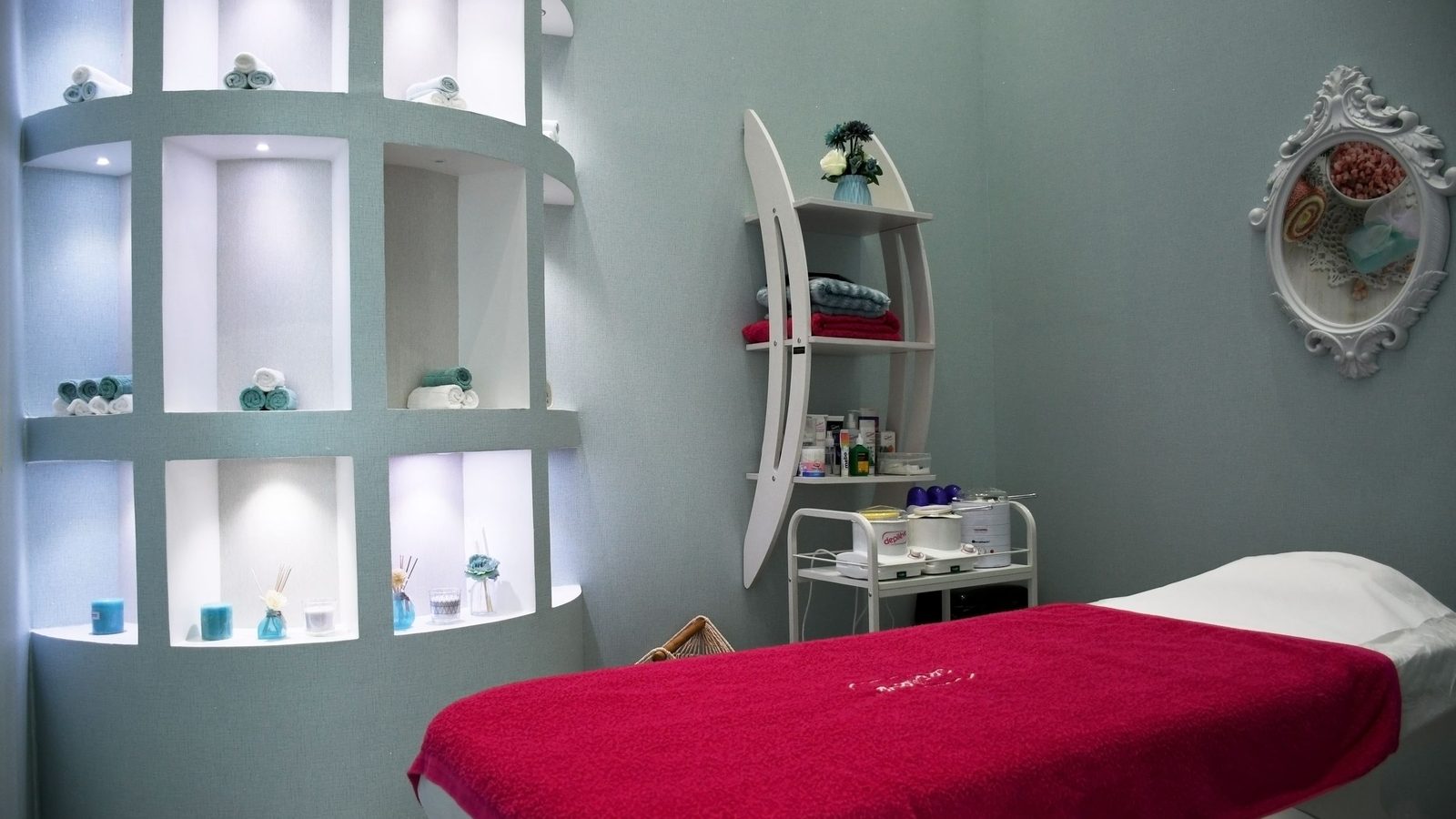 Cabina di un centro estetico con il lettino pronto per la prossima cliente