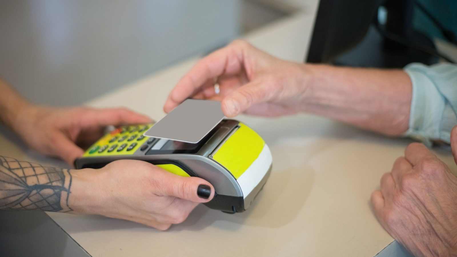 Pagamento con carta al POS sul bancone di un centro estetico