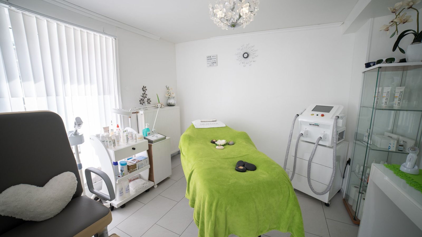 Cabina di un centro estetico arredata con lettino e apparecchi