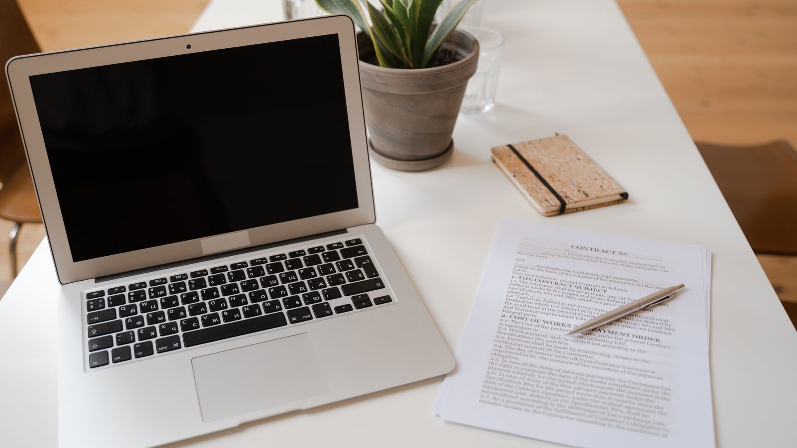 Computer portatile su una scrivania mentre si pianifica il lavoro del centro estetico