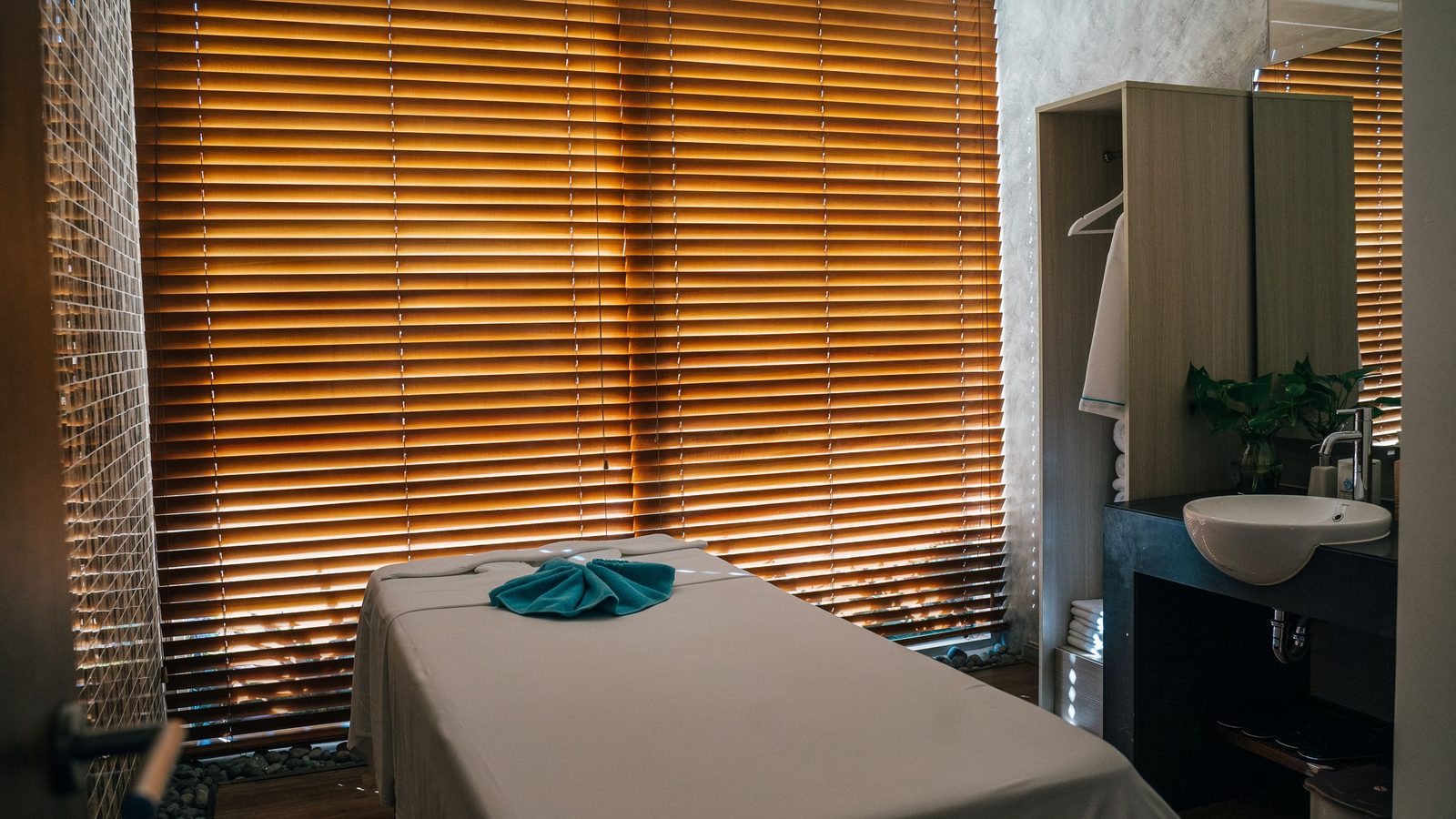 Cabina estetica in ordine con il lettino pronto e il lavabo