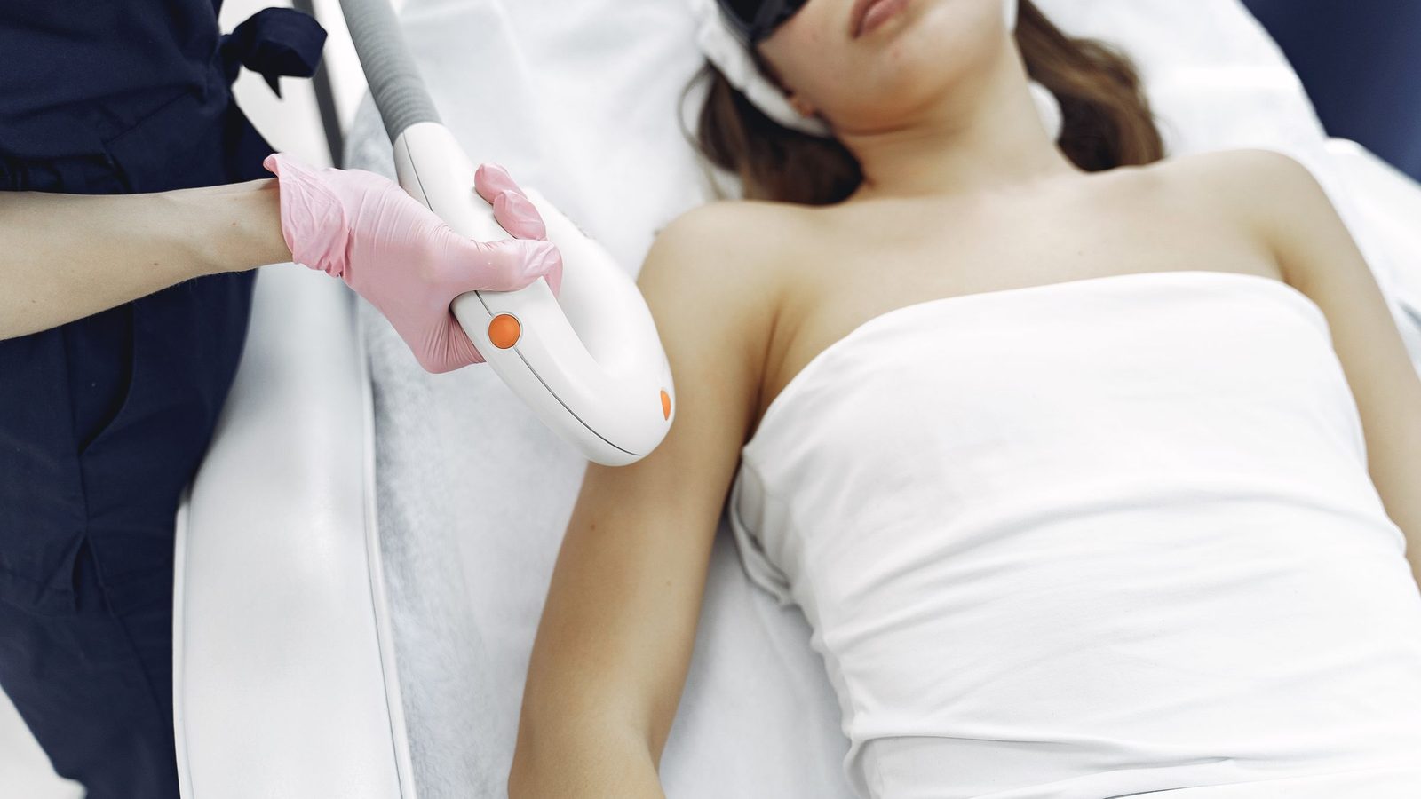 Operatrice che esegue un trattamento di epilazione con apparecchio a luce