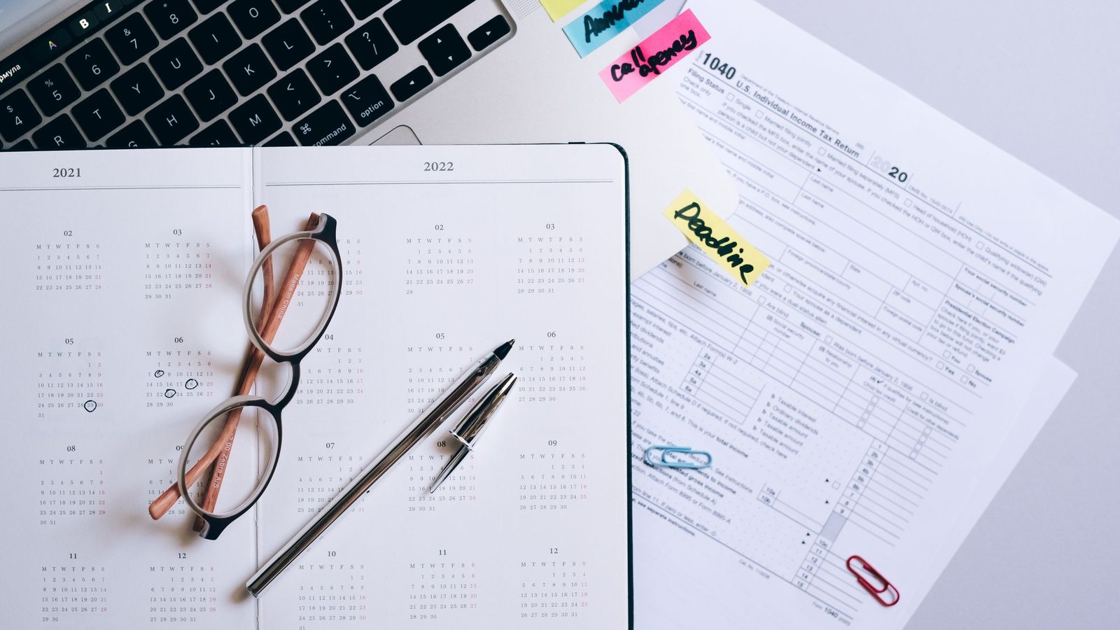 Calendario e computer portatile su una scrivania per fare i conti del centro