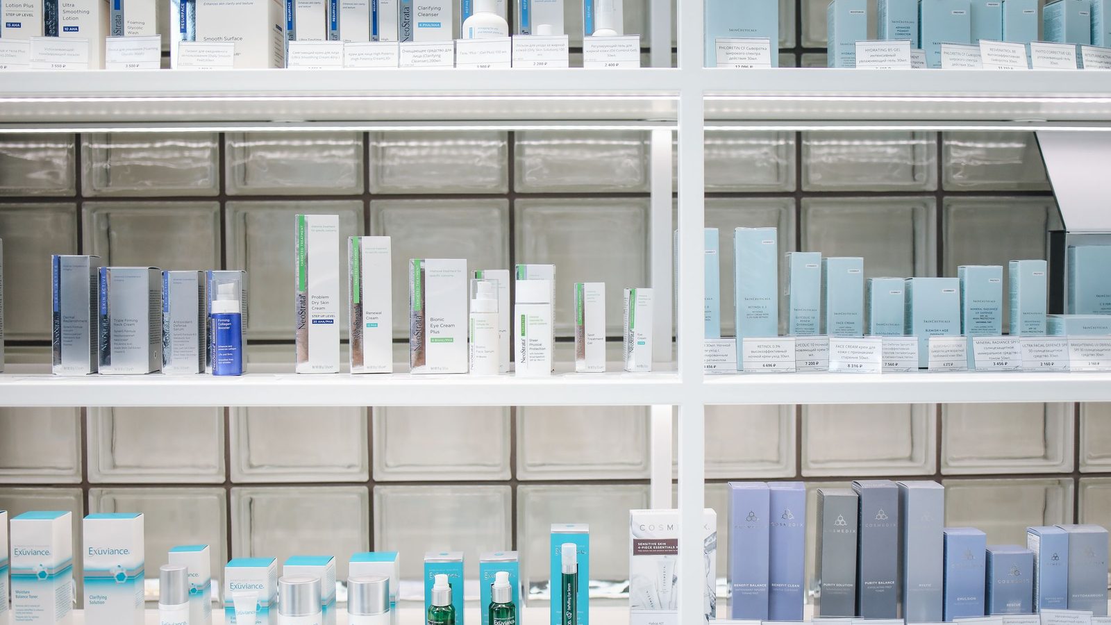 Scaffale di prodotti cosmetici per la cura della pelle in un centro estetico